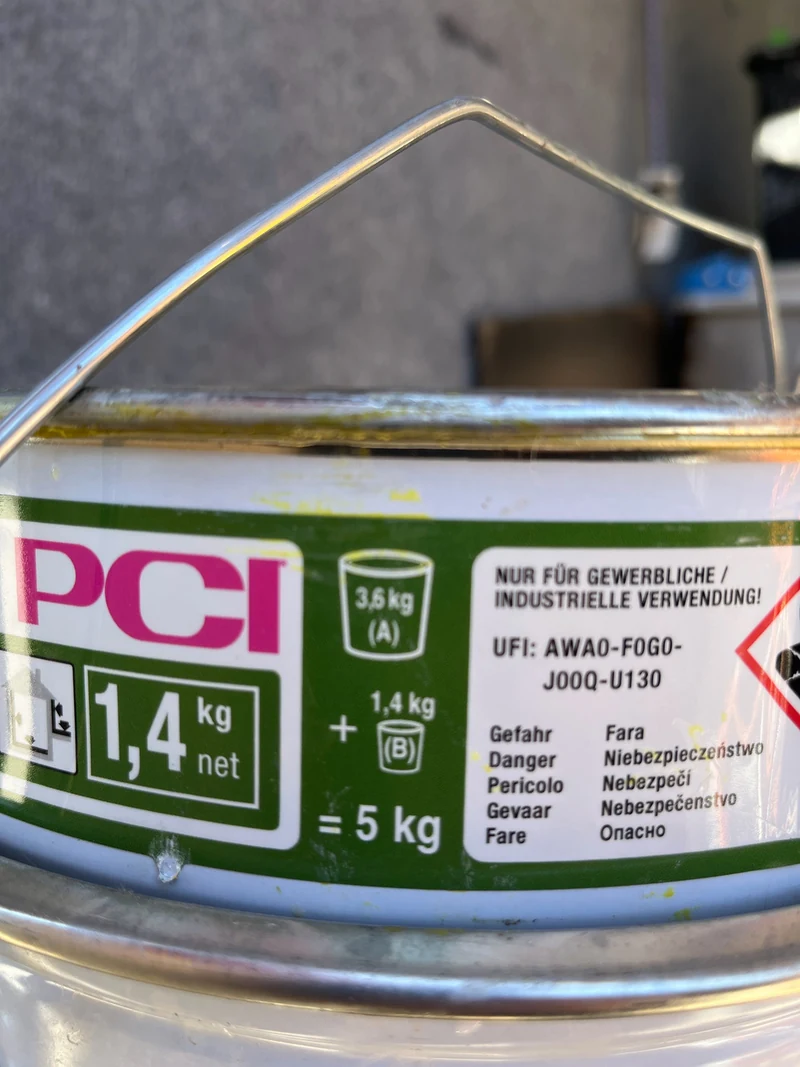 Dose der Epoxidharzgrundierung von PCI mit grünem Etikett, damit haben wir die Mauerkrone aus Beton grundiert