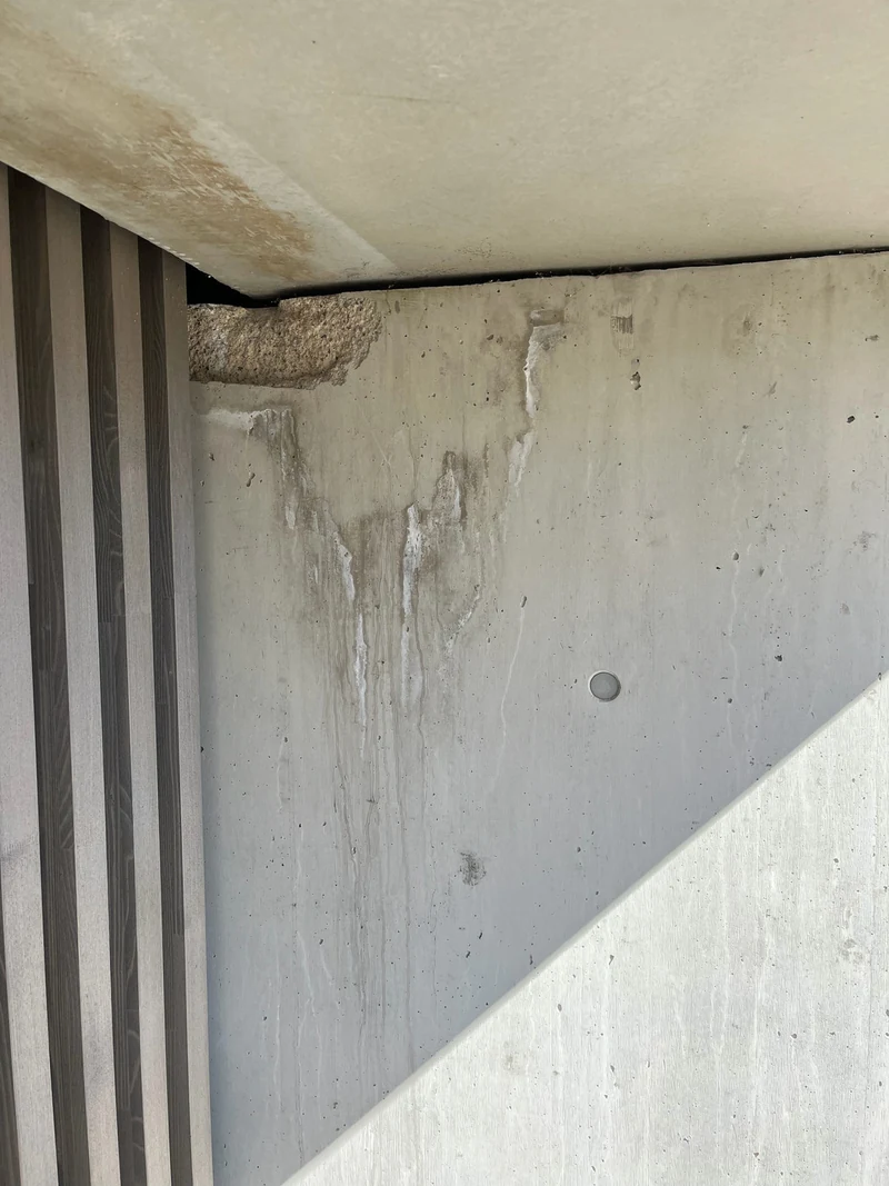 Abplatzung an einer Vordachkante außen, rund 20 Zentimeter, Beton unter der Kante ausgebrochen