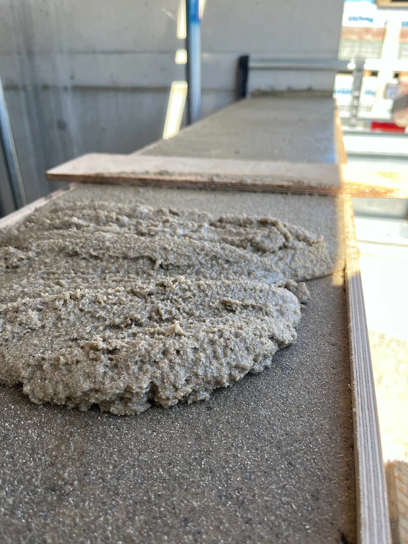 Epoxidmörtel im Einbau auf der Mauerkrone, hinten schon verteilt, vorne noch ein Haufen Mörtel