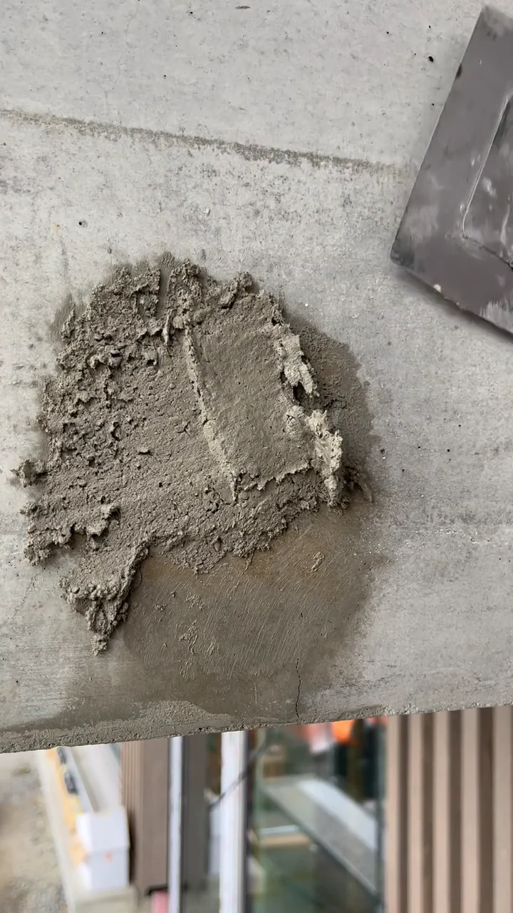 Ausgeräumter Ankerkonus, grundiert und mit Grobspachtel eingeschnitten, Spachtel am Rand