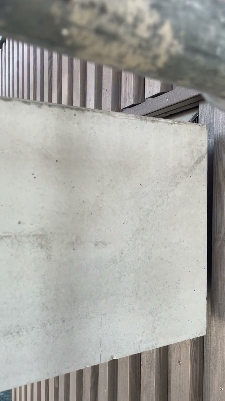 Video: Fertig reparierte Ankerkonen in der Betonwand, im Farbton der Fläche