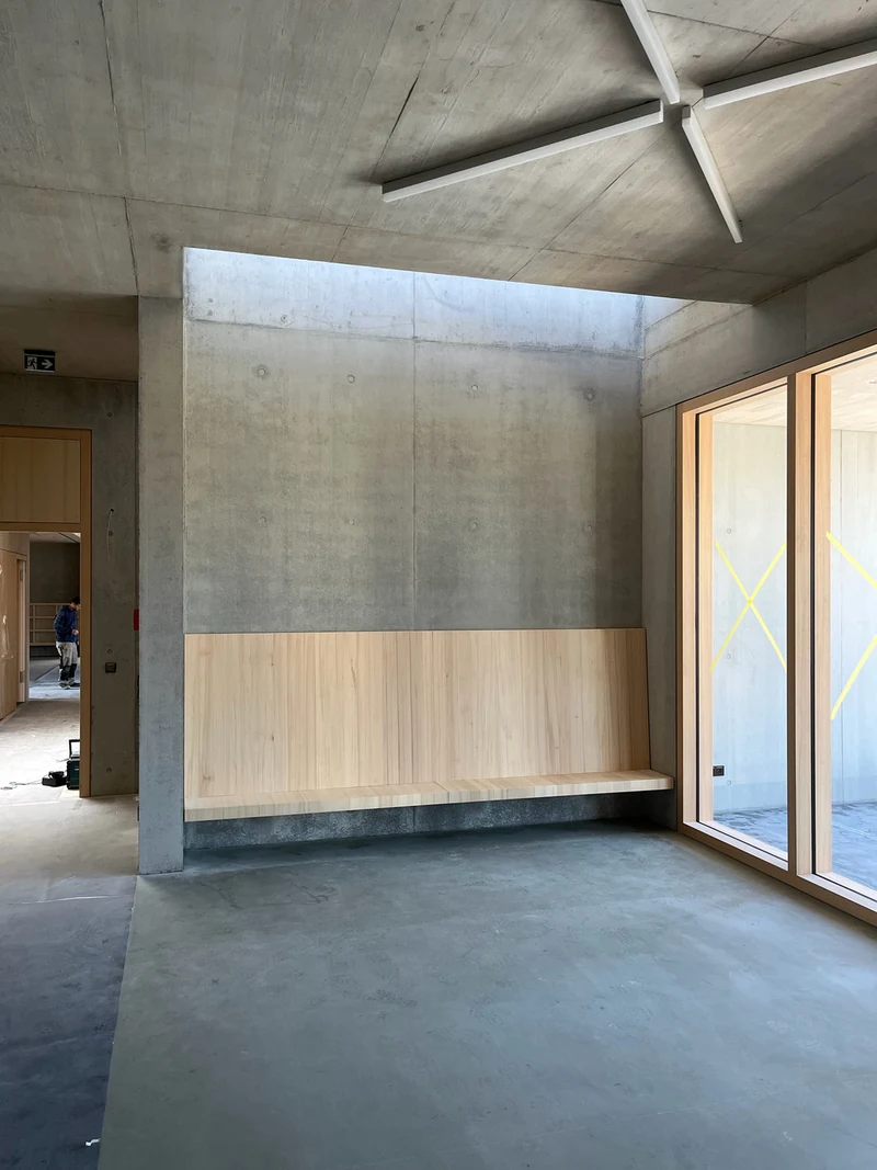Dieselbe Innenwand über der Garderobe nach zwei Durchgängen Retusche, heller und gleichmäßig