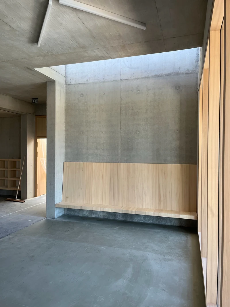 Innenwand über der Garderobe direkt nach der Retusche aus anderem Blickwinkel, Lasur noch feucht
