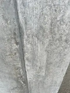 Breite Schalungsfuge mit ausgewaschener, rauer Betonoberfläche und ausgefranster Kante