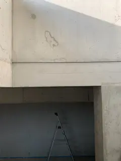 Betonrahmen über einer Öffnung mit einer Leiter im Inneren, an der oberen Fläche ein feiner Riss