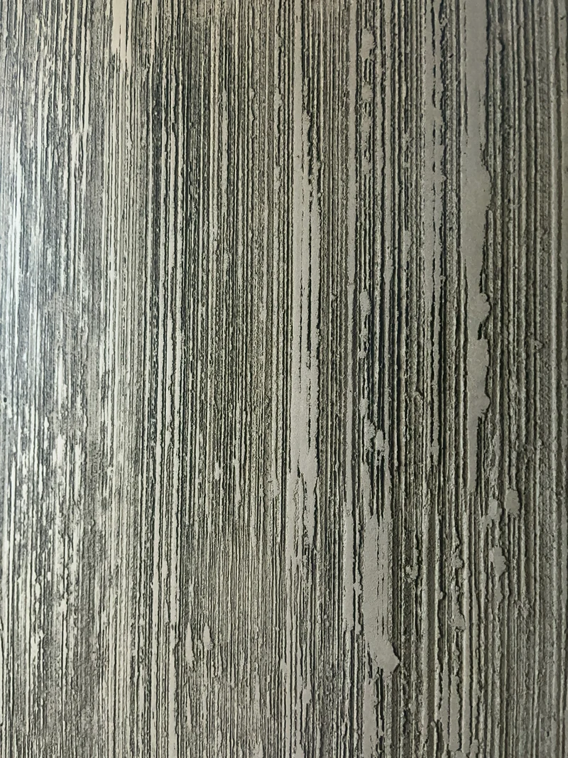 Gezogene Kalkstruktur mit dichten senkrechten Rillen im Hochformat, Rasenoptik an einer Designwand