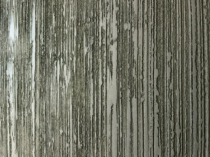 Enge und breitere Bahnen nebeneinander in einer senkrecht gezogenen Kalkstruktur, Detail einer Designwand