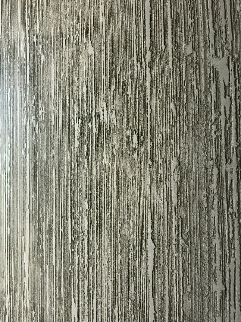 Gleichmäßige senkrechte Rillen in einer Kalkspachtel Struktur, Ausschnitt einer Strukturwand in Schwarz