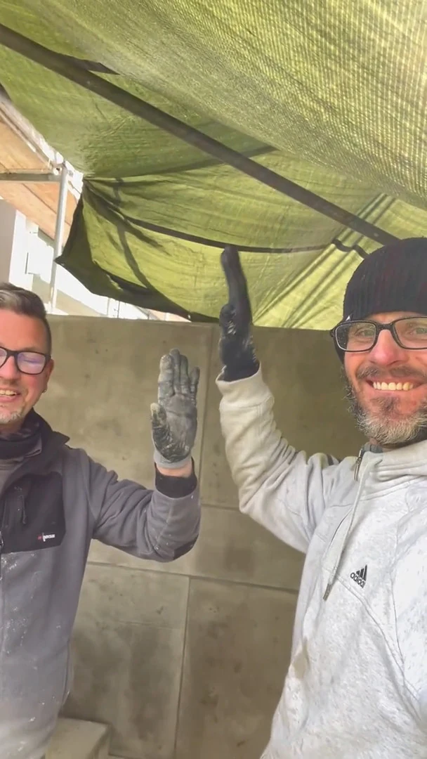 Video: Abklatschen vor der fertig beschichteten Mauer nach dem letzten Arbeitsgang