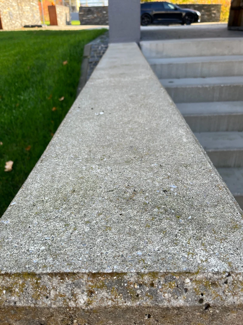 Ausgesandete Mauerkrone aus Beton mit freiliegendem Korn, vor der Sanierung, Hohenstein-Ernstthal