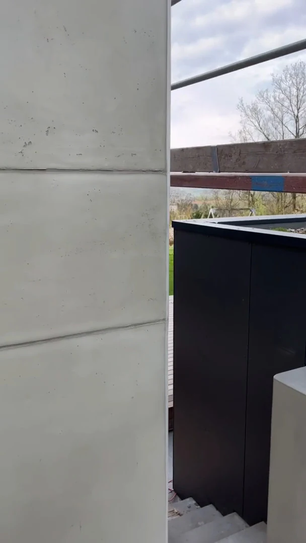 Video: Beschichtete Wandflächen in Schalbetonoptik mit Fugenraster an einer Treppe, Hohenstein-Ernstthal