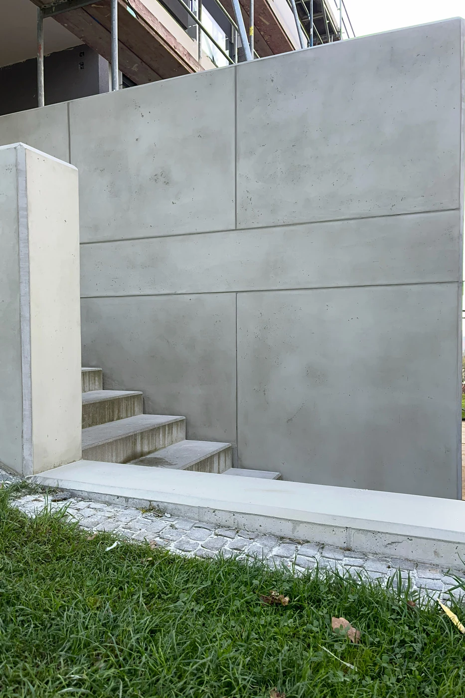 Betonmauer in Schalbetonoptik mit Fugenraster, frontal von der Gartenseite, Hohenstein-Ernstthal