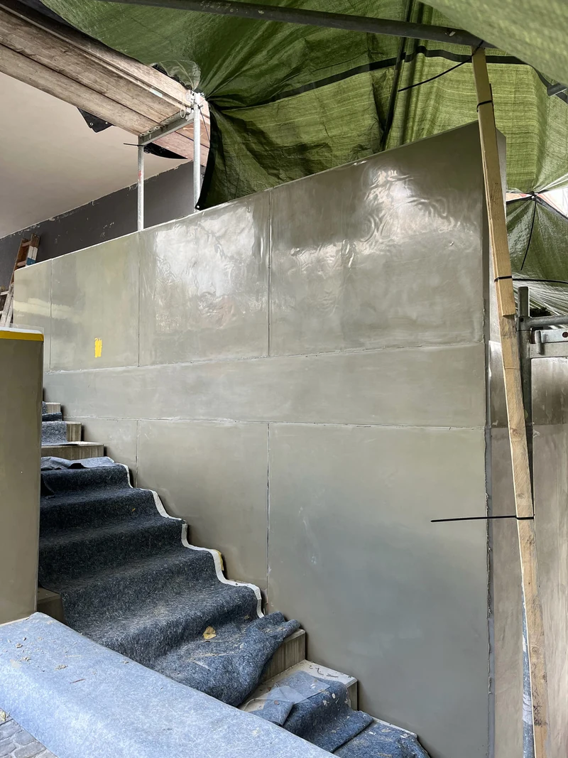 Treppenwand, von unten fotografiert, Eingeschalt: Betonwand an einer Treppe komplett mit Beschichtung und Schalbetonfolie eingeschalt