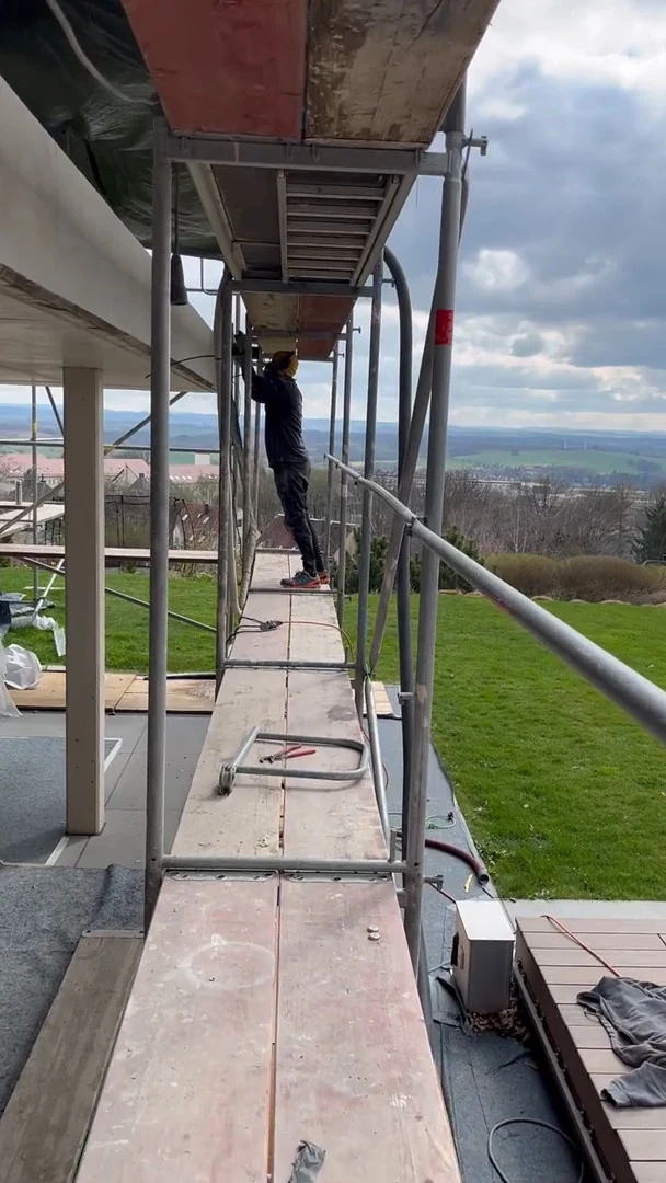 Video: Bewehrung mit dem Stemmer freilegen, danach Farbe mit dem Sanierungsschleifer von der Betonwand schleifen