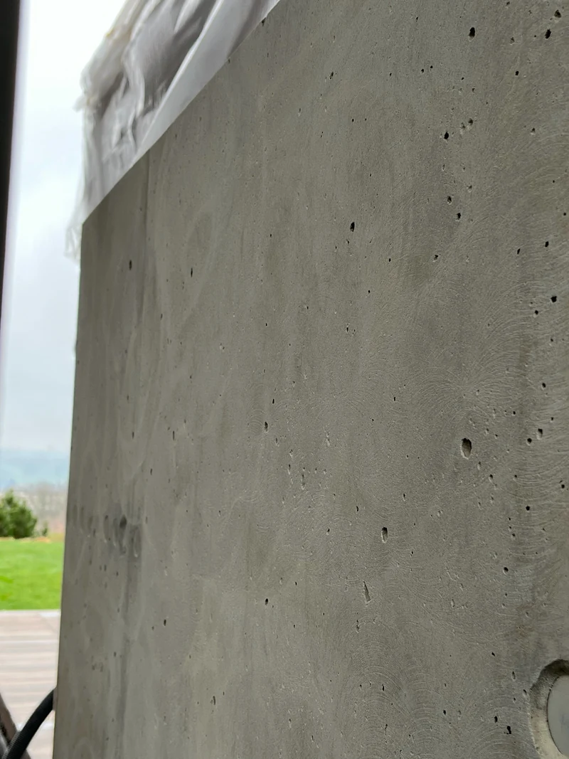 Detail einer frisch geschliffenen Betonfläche mit offenen Poren, etwa ein Quadratmeter