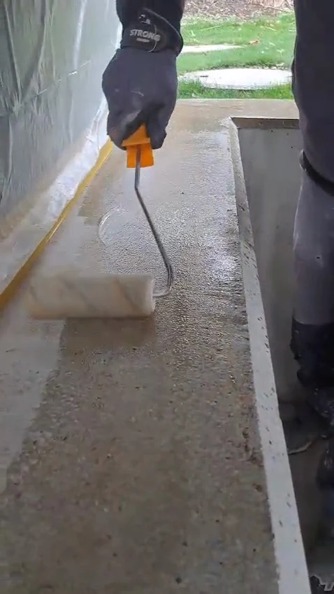 Video: Epoxidharz wird mit einer kleinen Kurzflorrolle auf die Mauerkrone aufgetragen, Hohenstein-Ernstthal