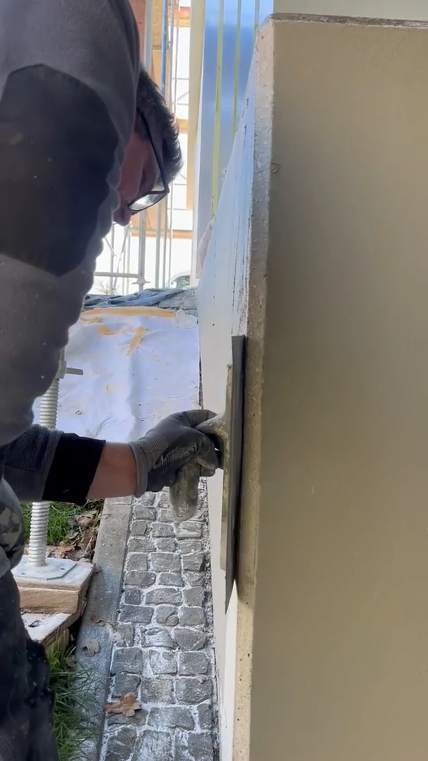 Video: Erste Lage Grundspachtel wird auf eine Betonwandstirn gespachtelt