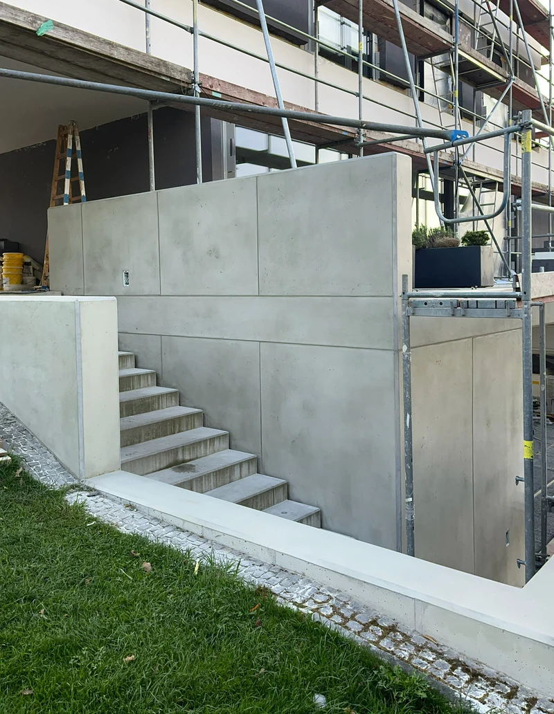 Fertige Betonmauer in Schalbetonoptik mit Fugenraster entlang einer Treppe, Hohenstein-Ernstthal