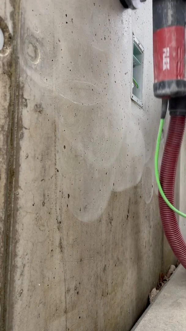 Video: FLEX-Sanierungsschleifer mit Absaugung schleift Verwitterung von einer Betonwand, Hohenstein-Ernstthal