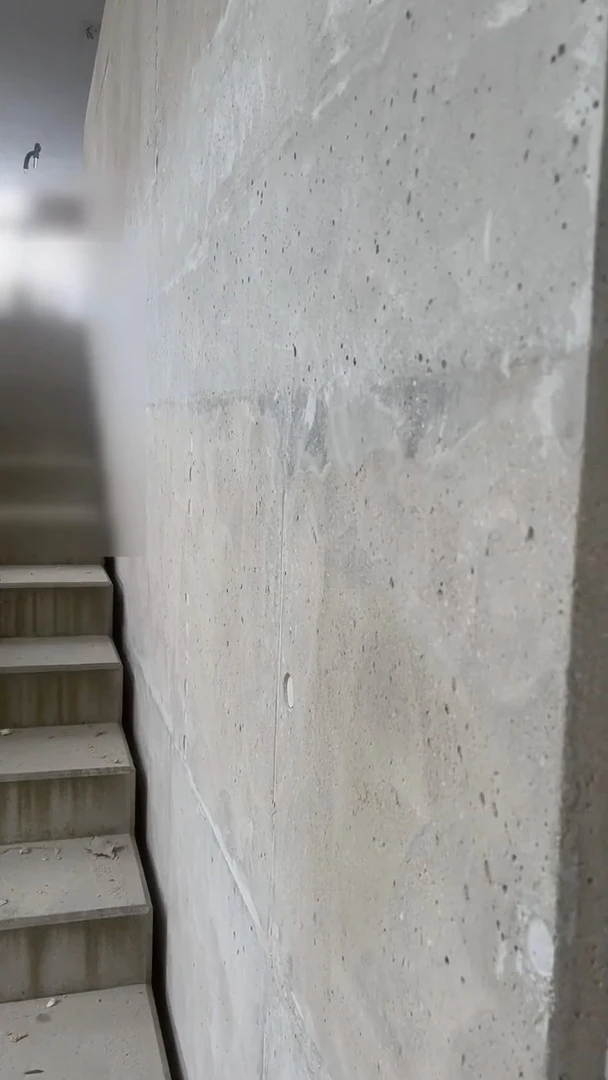 Video: Freigelegte, entrostete und mit Korrosionsschutz grundierte Bewehrung in einer Betonmauer