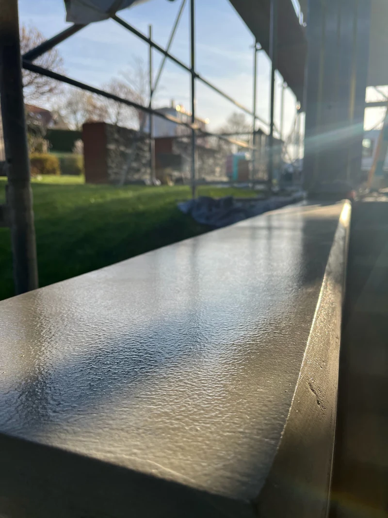 Frisch versiegelte Mauerkrone im Gegenlicht der Morgensonne