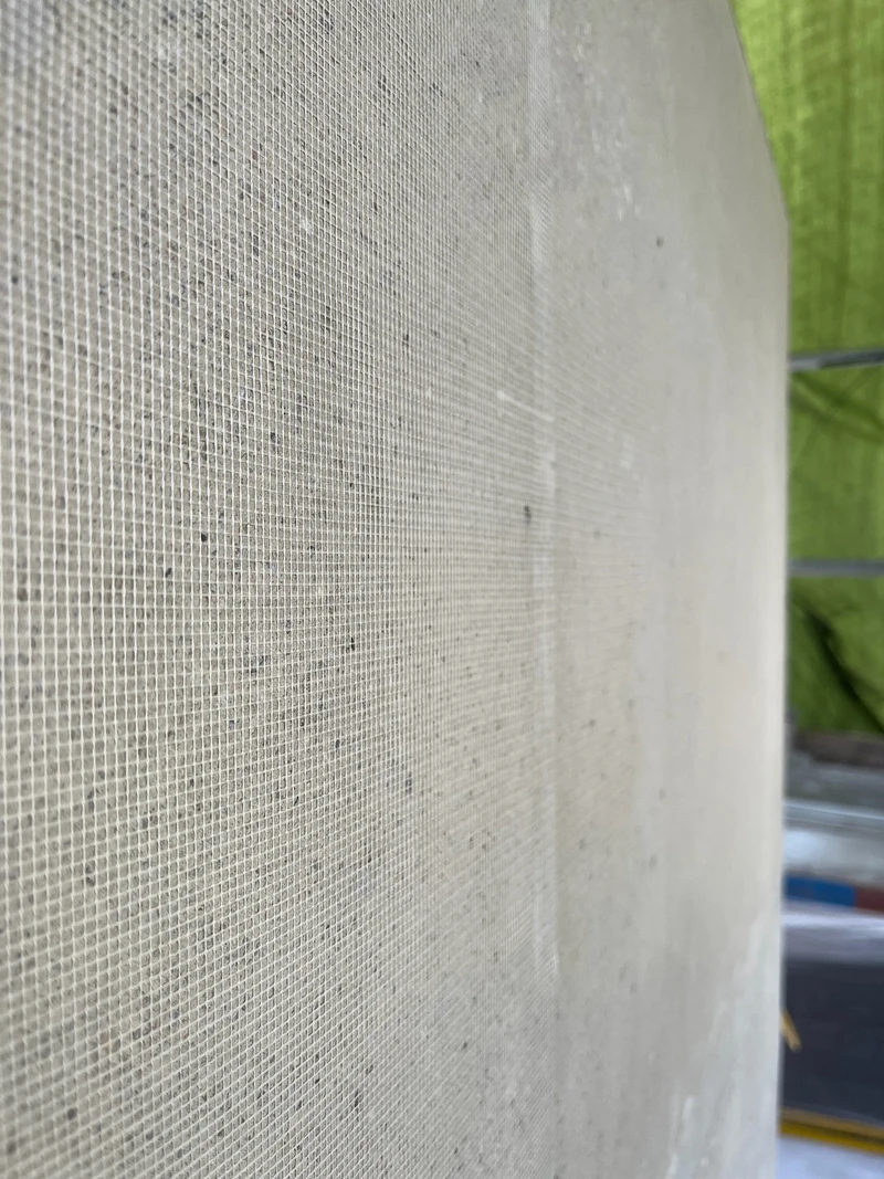 Glasfasergewebe auf einer grundierten Betonwand, Untergrund für die Schalbetonoptik, Hohenstein-Ernstthal
