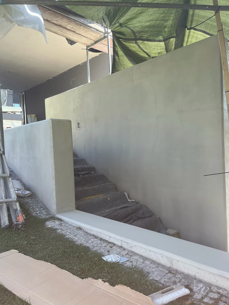 Große Betonmauer von der Gartenseite nach der ersten Grundspachtel