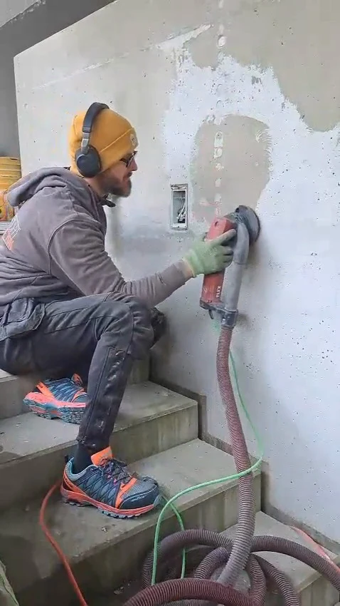 Video: Handwerker schleift auf der Treppe weiße Farbe von einer Betonmauer, Hohenstein-Ernstthal