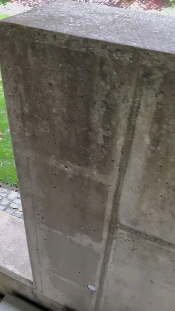 Video: Niedrige Betonstützmauer am Treppenabgang mit Algen und Verwitterung, Hohenstein-Ernstthal