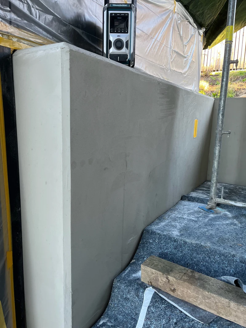 Obere Betonmauer nach der ersten Lage Grundspachtel, vor der Schalbetonoptik