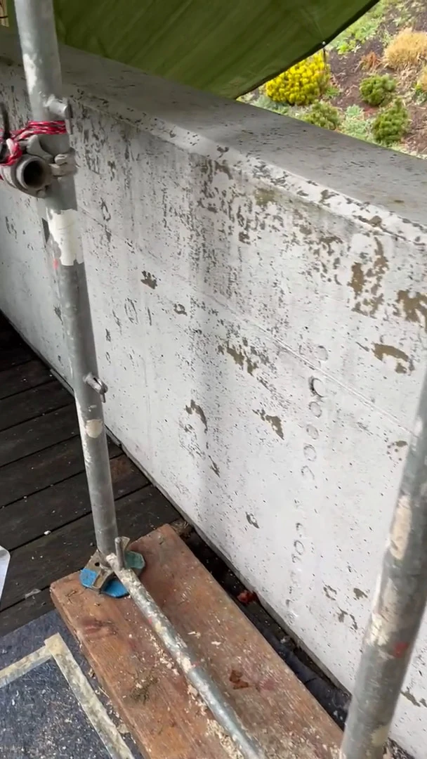 Video: Obere Innenseite einer Betonmauer mit abgeplatzter Farbe, vor der Sanierung