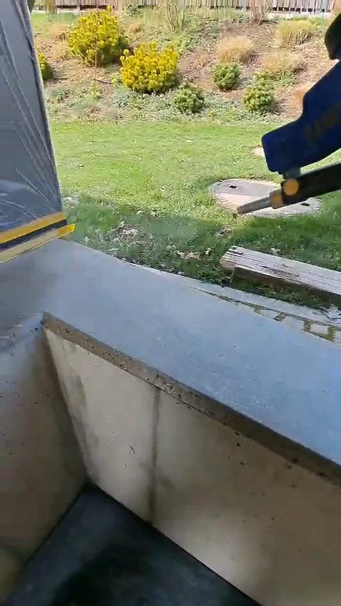 Video: Quarzsand wird mit der Sandstrahlpistole in frisches Epoxidharz auf der Mauerkrone gestreut