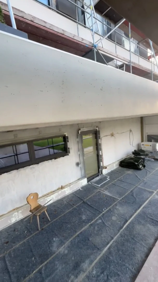 Video: Rundgang an der fertigen Betonmauer in Schalbetonoptik und am beschichteten Deckenstreifen