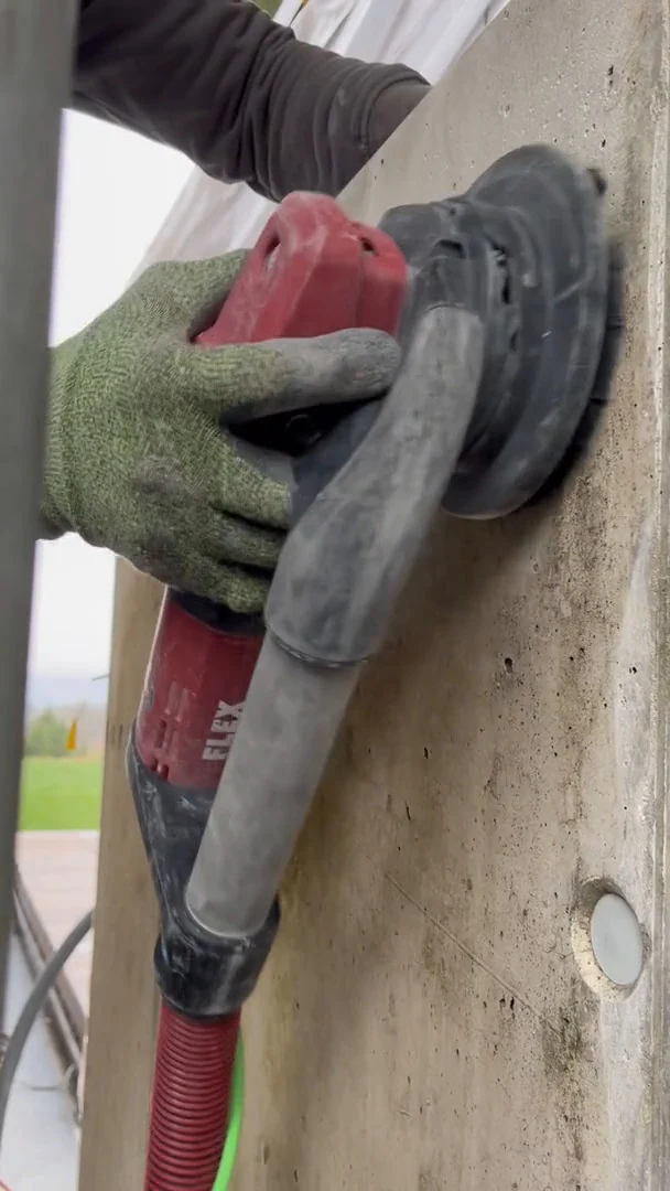 Video: Sanierungsschleifer an einer verwitterten Außenmauer aus Beton, Untergrund wird vorbereitet
