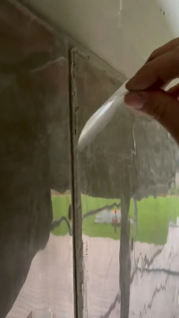 Video: Schalbetonfolie wird von großen Rasterfeldern an der Betonmauer abgezogen, Hohenstein-Ernstthal