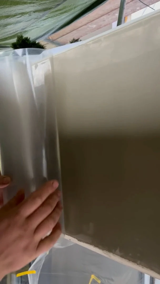 Video: Schalbetonfolie wird vom frisch beschichteten Deckenstreifen eines Terrassenbalkons abgezogen, Hohenstein-Ernstthal
