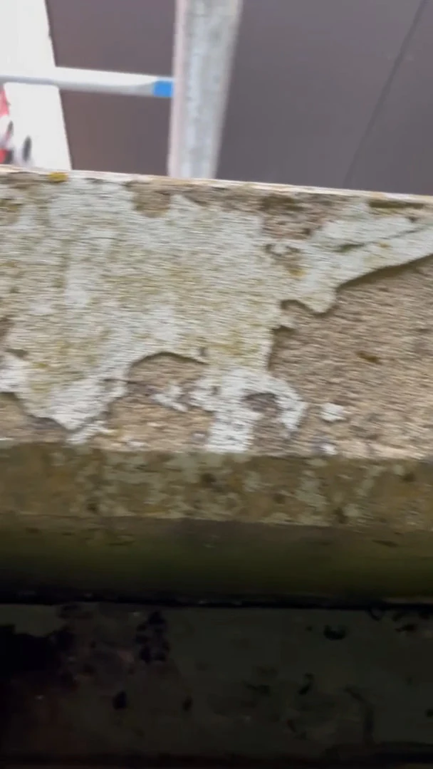 Video: Schmales Stück Mauerkrone mit großen Schollenabplatzungen des alten Mörtels