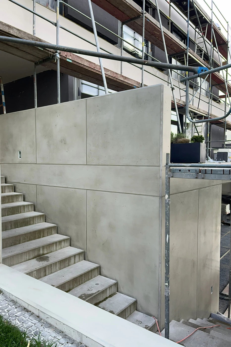 Treppe mit Betonmauer in Schalbetonoptik in der Gesamtansicht