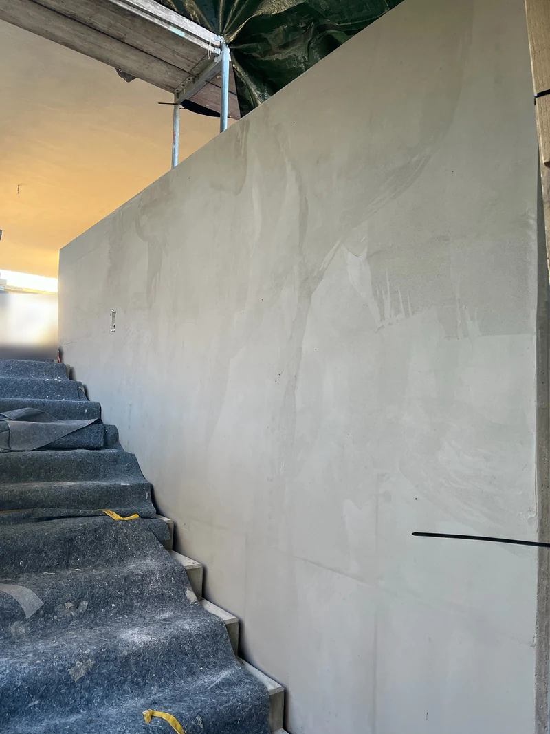 Treppenwand nach der ersten Grundspachtel, von oben fotografiert, Hohenstein-Ernstthal