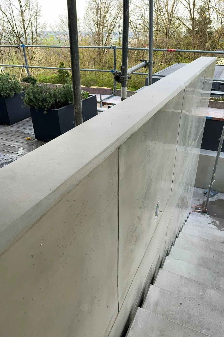 Versiegelte Mauerkrone an einer Terrasse mit beschichteter Wand darunter