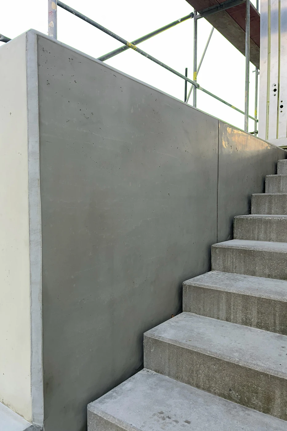 Wandstirn und Treppe in Schalbetonoptik nach der Beschichtung