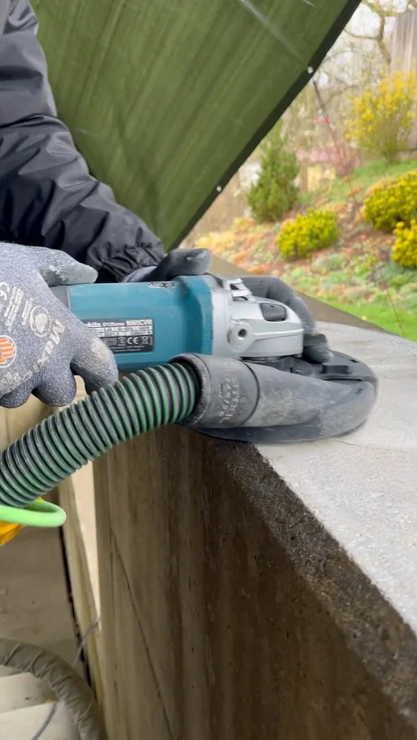 Video: Winkelschleifer mit Absaughaube glättet eine Mauerkrone aus Beton, Hohenstein-Ernstthal