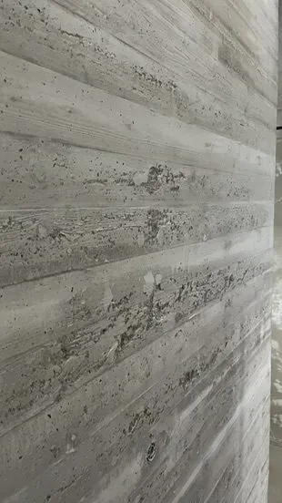 Flächige Ausplattungen: Ausbrüche in der Holzschalungsstruktur vor dem Füllen.