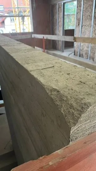 Wandkopf im Treppenhaus: Ausgangslage. Ausgebrochene und raue Kante am Wandkopf vor der Bearbeitung.