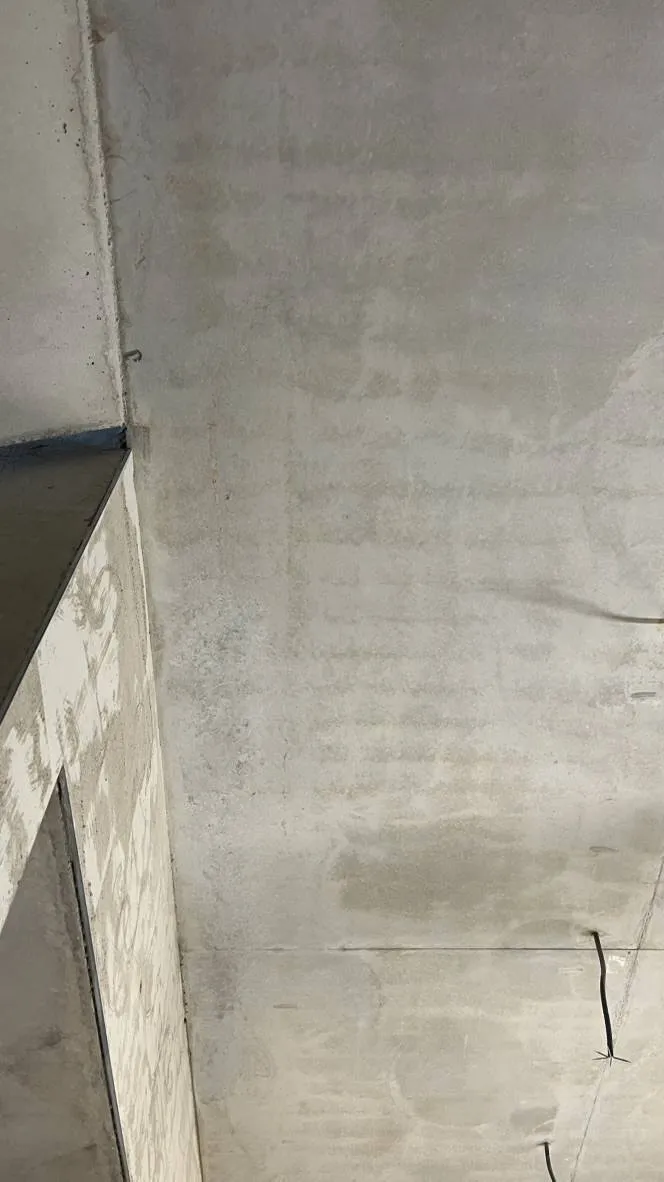Die Betondecke nach dem Entfernen des Klebebands und der Farbanpassung.
