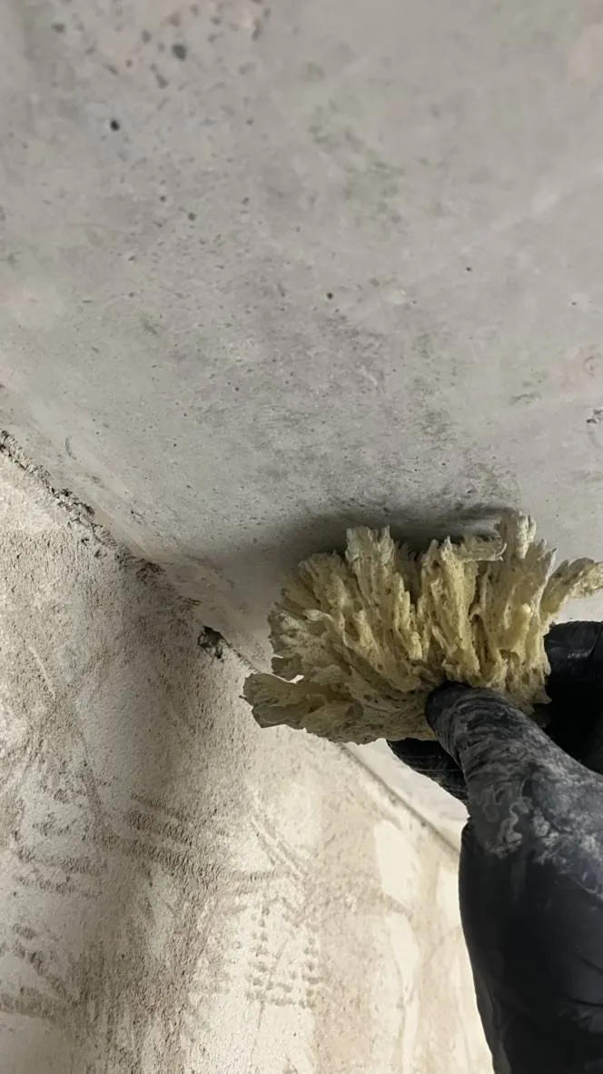 Betonretusche mit dem Schwamm an der gereinigten Stelle.