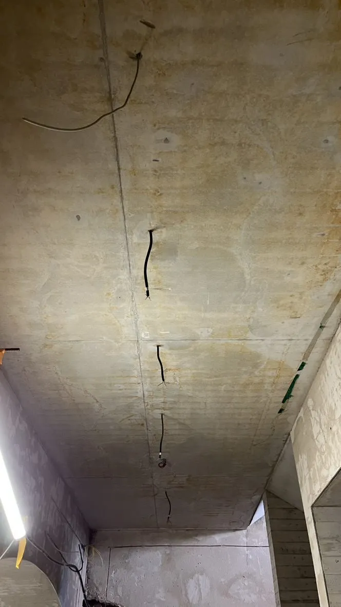 Rostfahnen: Decke am Podest mit Rostfahnen vor der Reinigung.