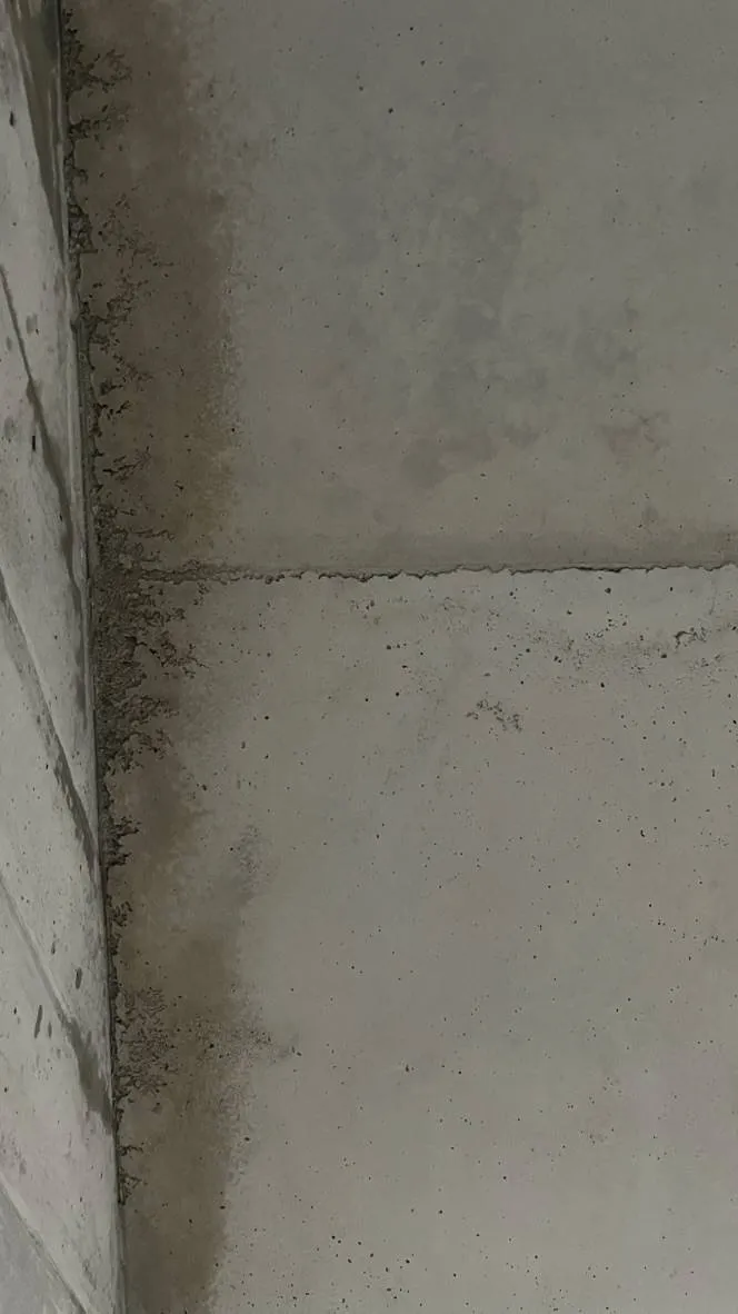 Dunkle, ausgefranste Kante an der Wand vor dem Füllen.