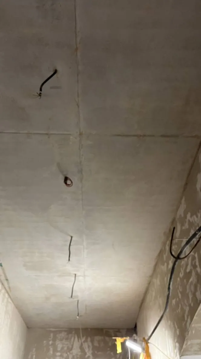 Gereinigte Betondecke mit gleichmäßigerer Oberfläche.