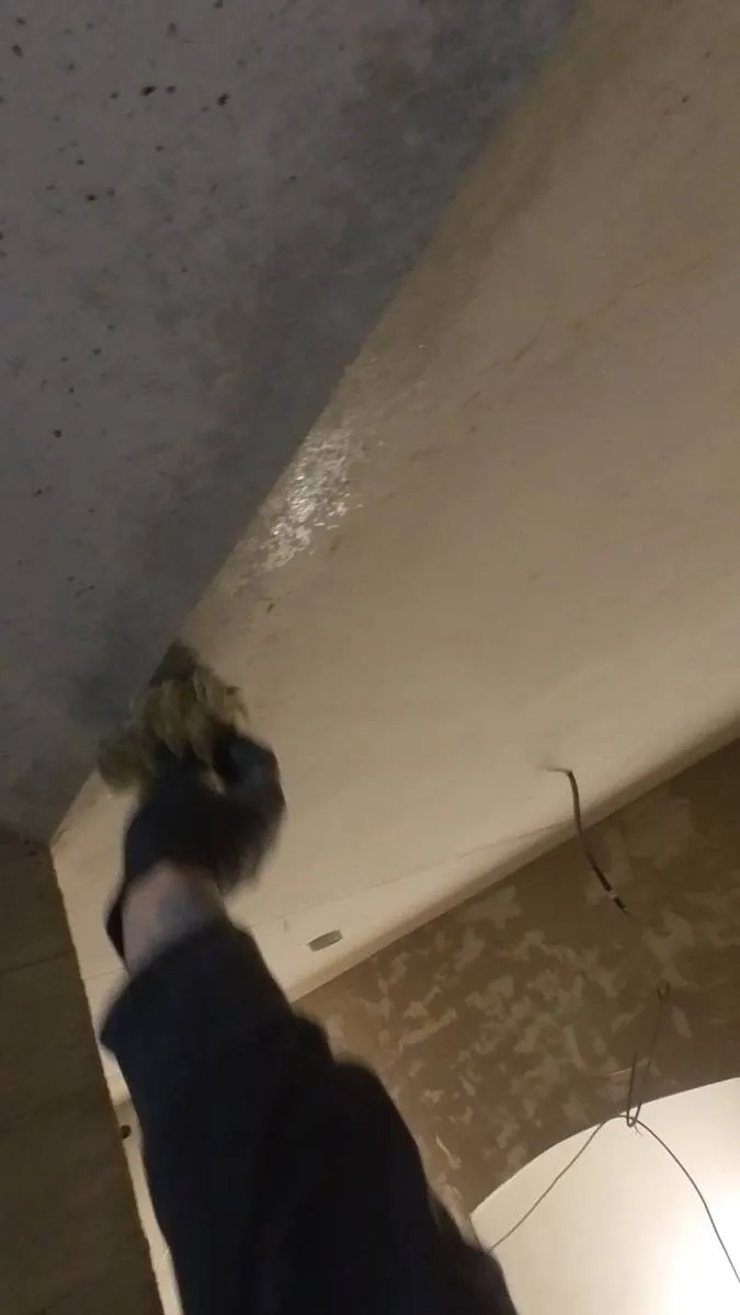 Übergang Treppenlauf zu Podest: Retusche mit dem Schwamm. Lokale Farbanpassung mit dem Schwamm um die gespachtelte Stelle.